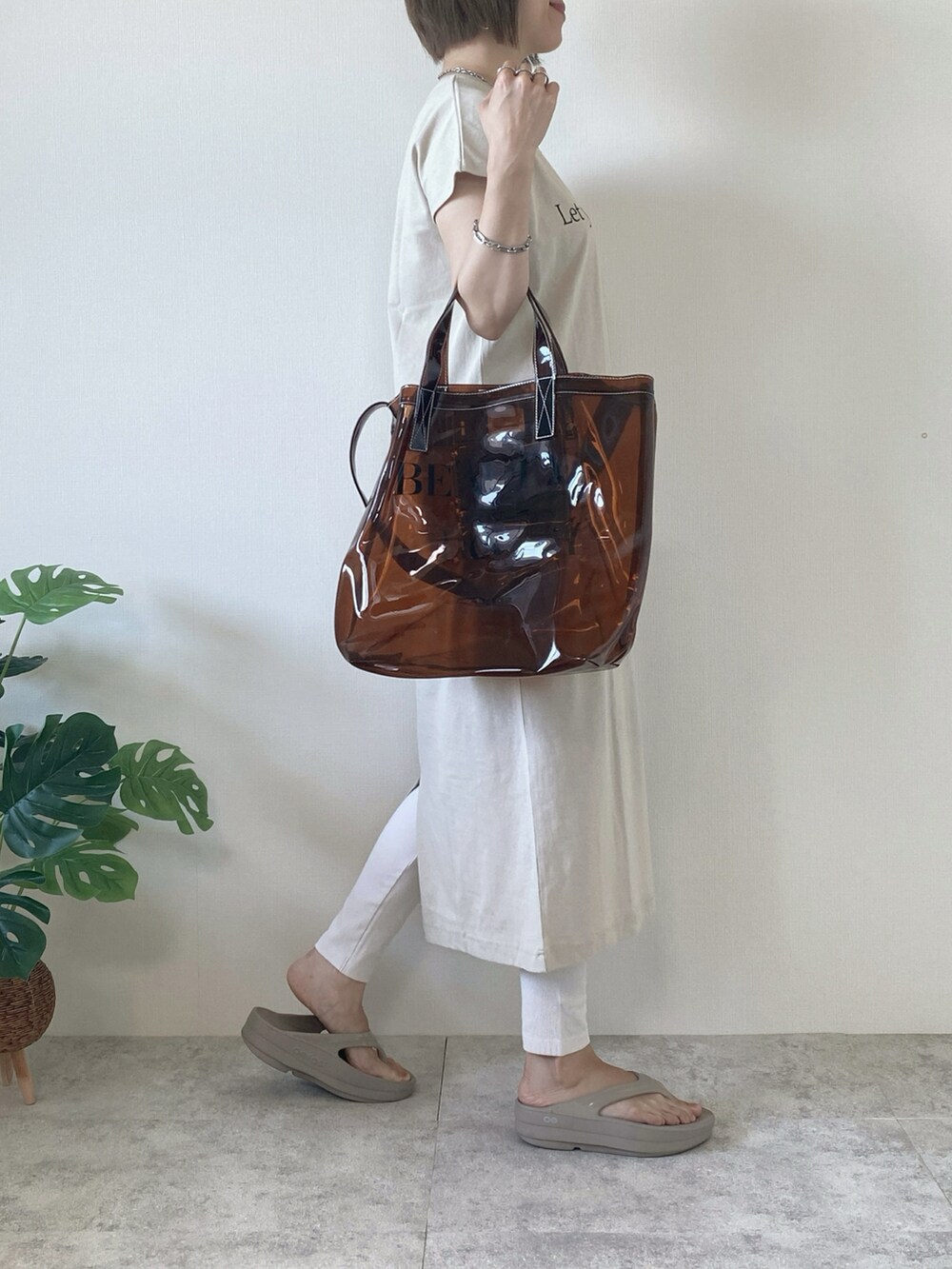 ブラウン系のトートバッグ、ベージュ系のワンピース/ドレス、ベージュ系のサンダルを着用したレディースの夏コーディネートの2枚目の写真