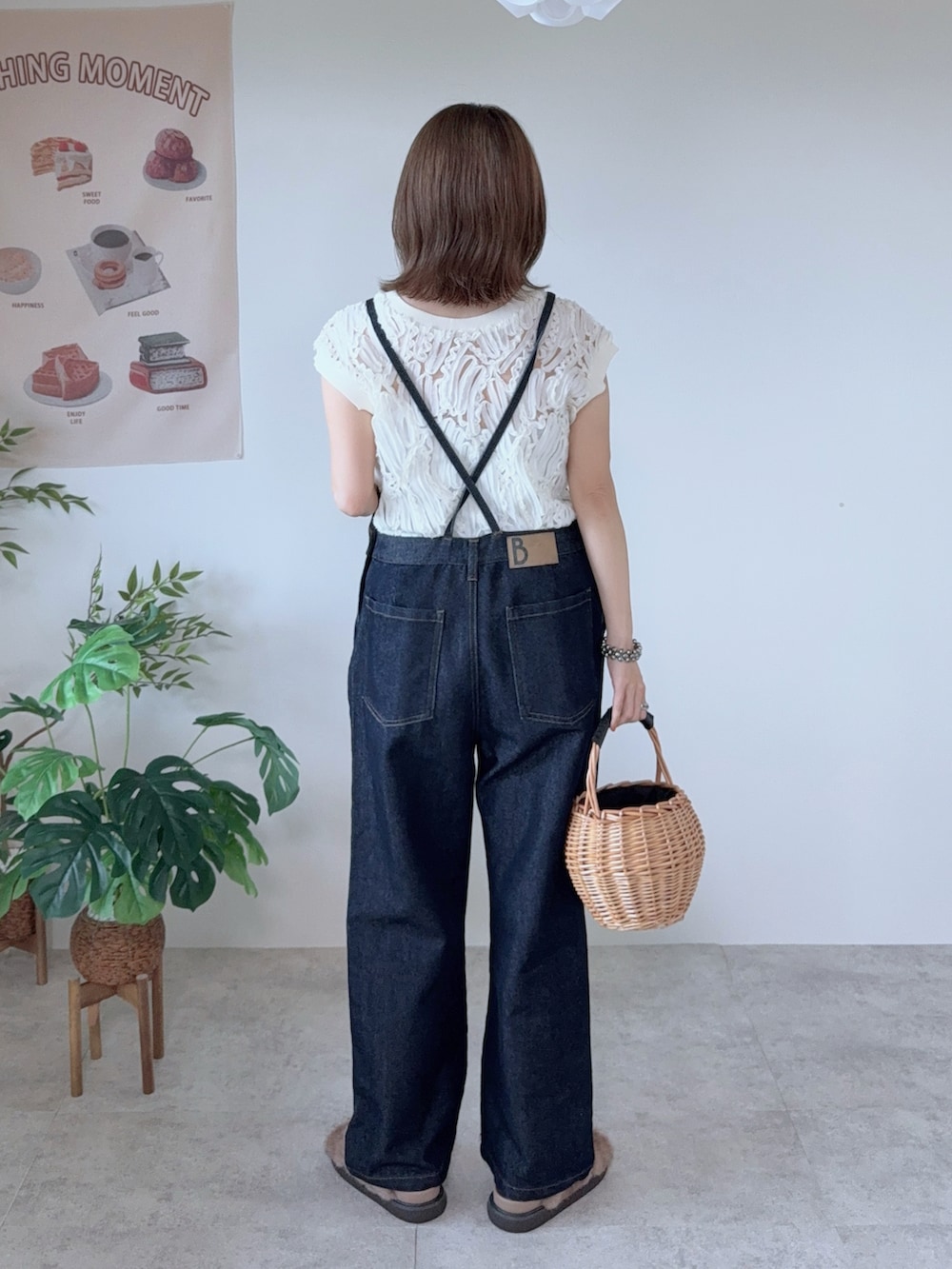 ホワイト系のシャツ/ブラウス、ブルー系のサロペット/オーバーオール、ベージュ系のサンダルを着用したレディースの夏コーディネートの3枚目の写真