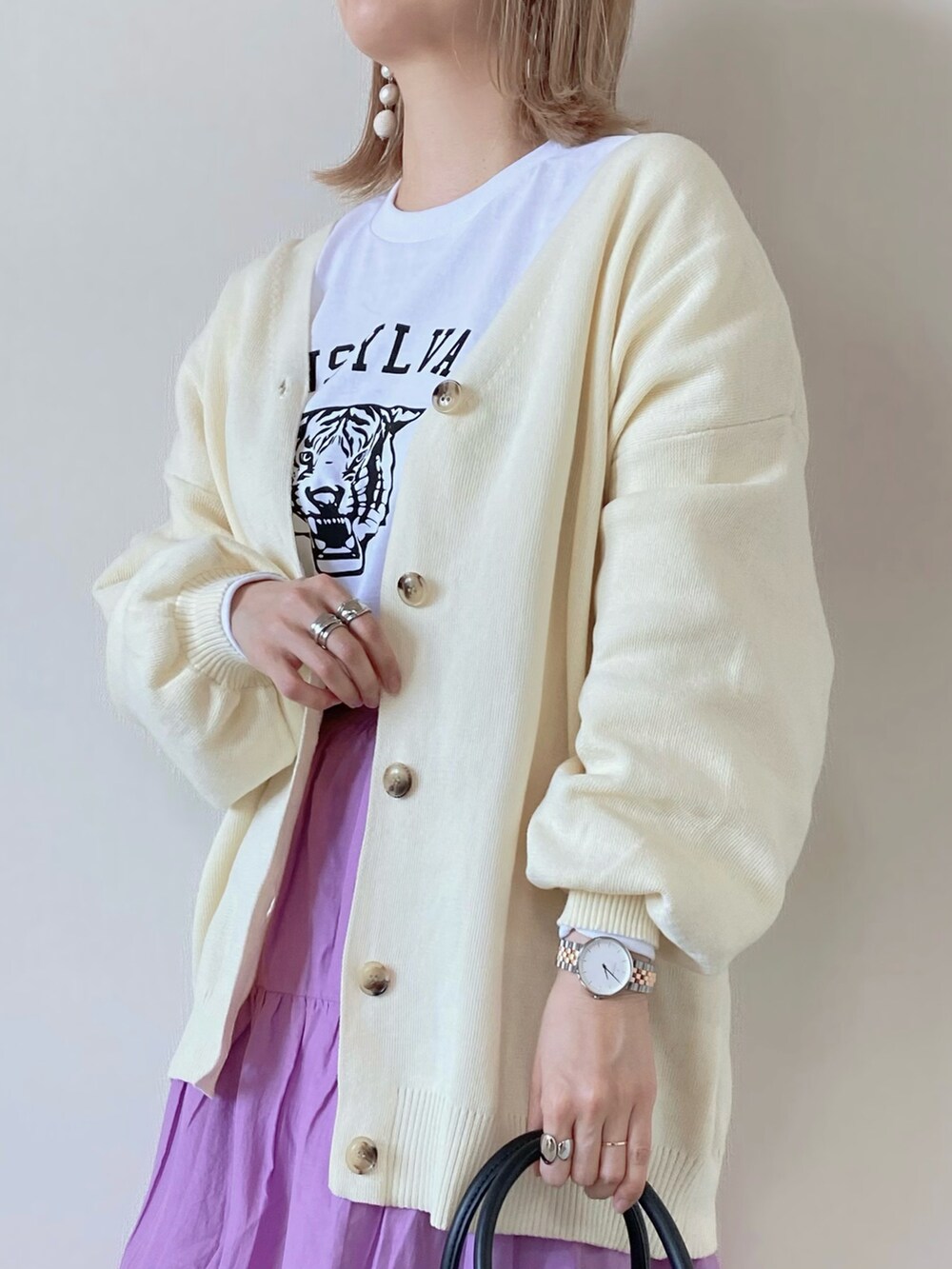 ホワイト系のTシャツ/カットソー、ホワイト系のカーディガン/ボレロ、ブラック系のバッグを着用したレディースの春コーディネートの3枚目の写真