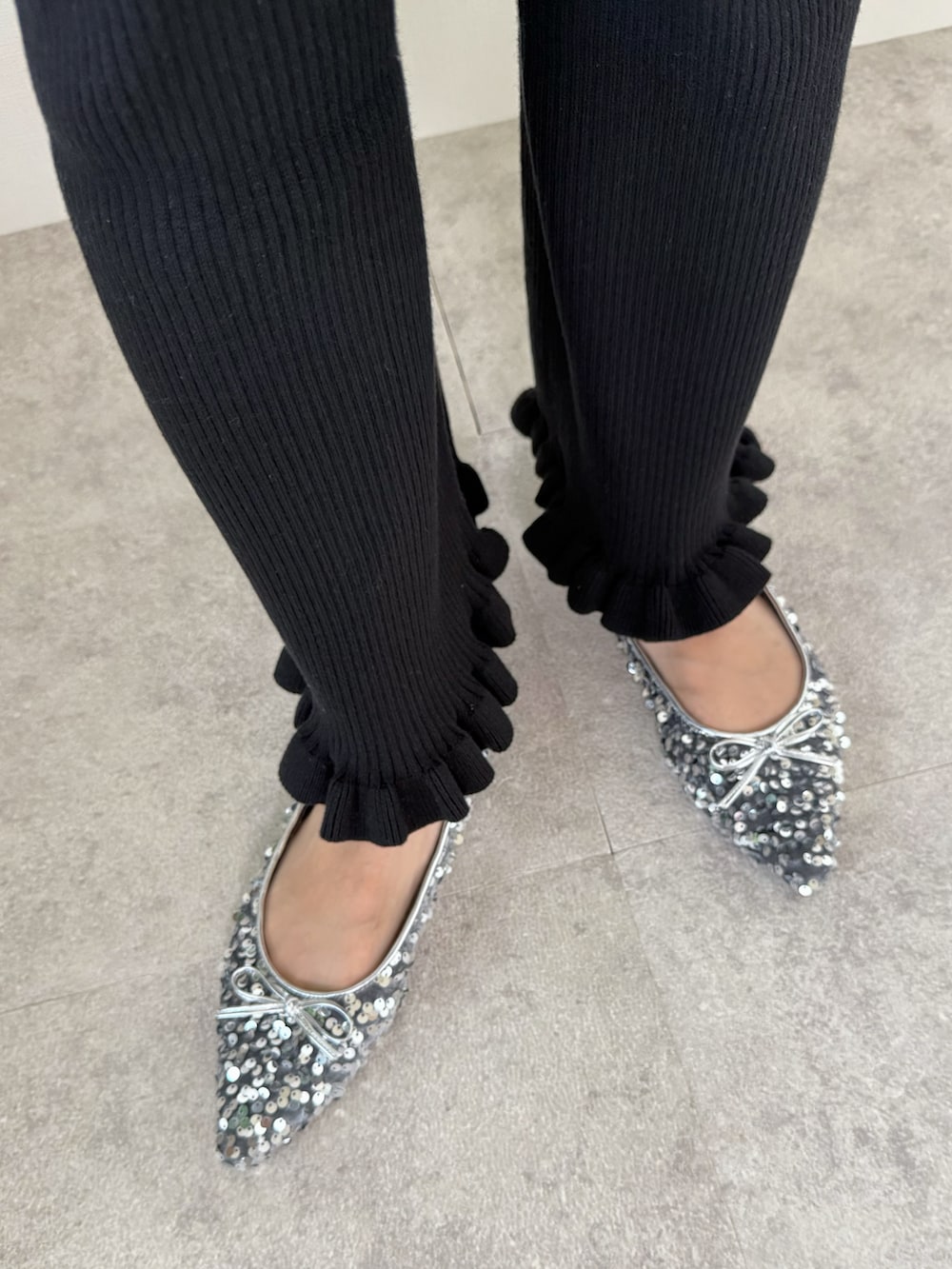 ブラック系のその他パンツ、その他のショルダーバッグ、ベージュ系のセットアップを着用したレディースの秋コーディネートの5枚目の写真