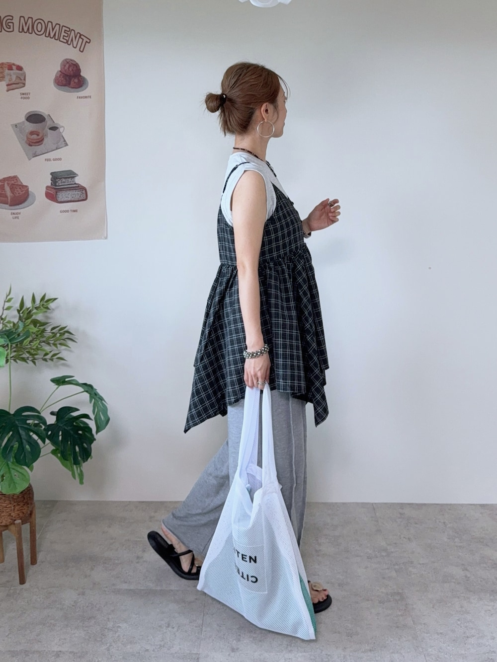ブラック系のキャミソール、グレー系のスウェットパンツ、ホワイト系のトートバッグを着用したレディースの夏コーディネートの2枚目の写真