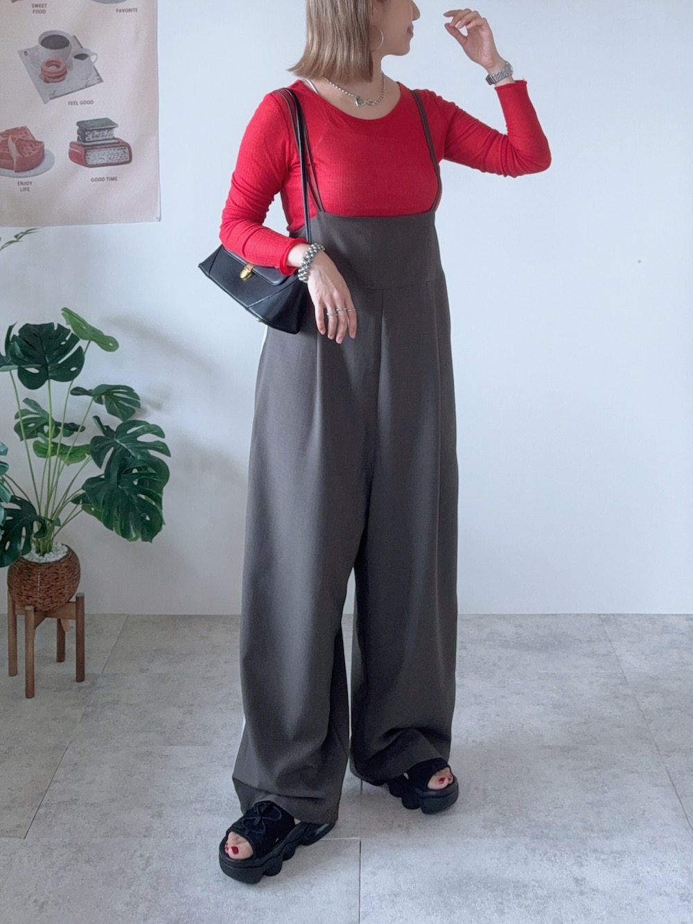 レッド系のTシャツ/カットソー、ブラック系のサンダル、グレー系のサロペット/オーバーオールを着用したレディースの夏コーディネートの2枚目の写真