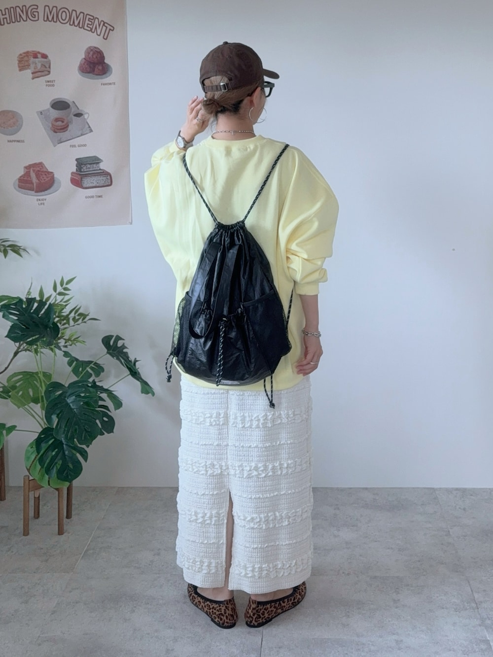 イエロー系のスウェット、ブラック系のバックパック/リュック、ブラウン系のバレエシューズを着用したレディースの秋コーディネートの3枚目の写真