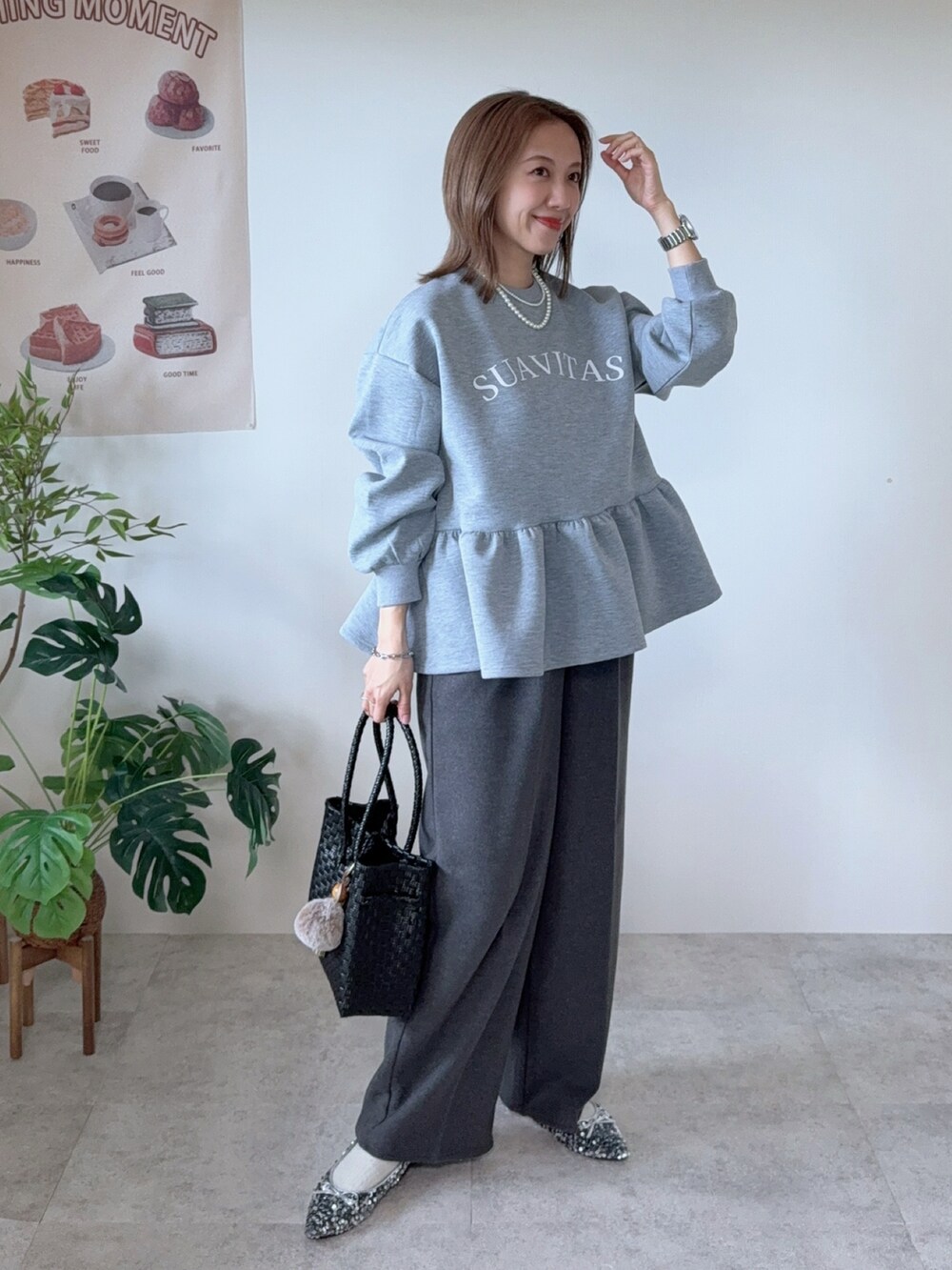 ブラック系のかごバッグ、シルバー系のパンプス、ホワイト系のネックレスを着用したレディースの冬コーディネートの2枚目の写真