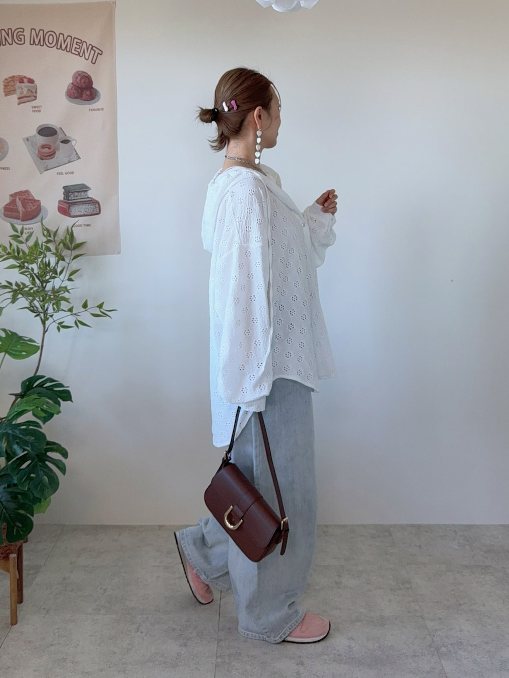 ホワイト系のシャツ/ブラウス、ブルー系のデニムパンツ、ブラウン系のハンドバッグを着用したレディースの春コーディネートの2枚目の写真