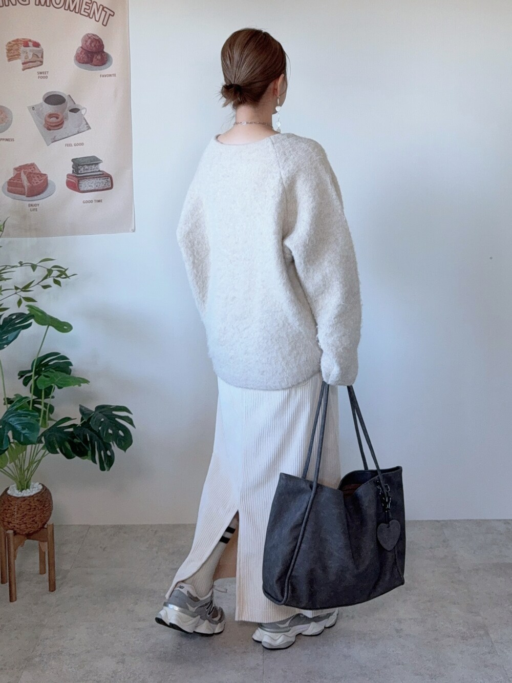 ベージュ系のニット/セーター、ベージュ系のスカート、グレー系のトートバッグを着用したレディースの冬コーディネートの3枚目の写真