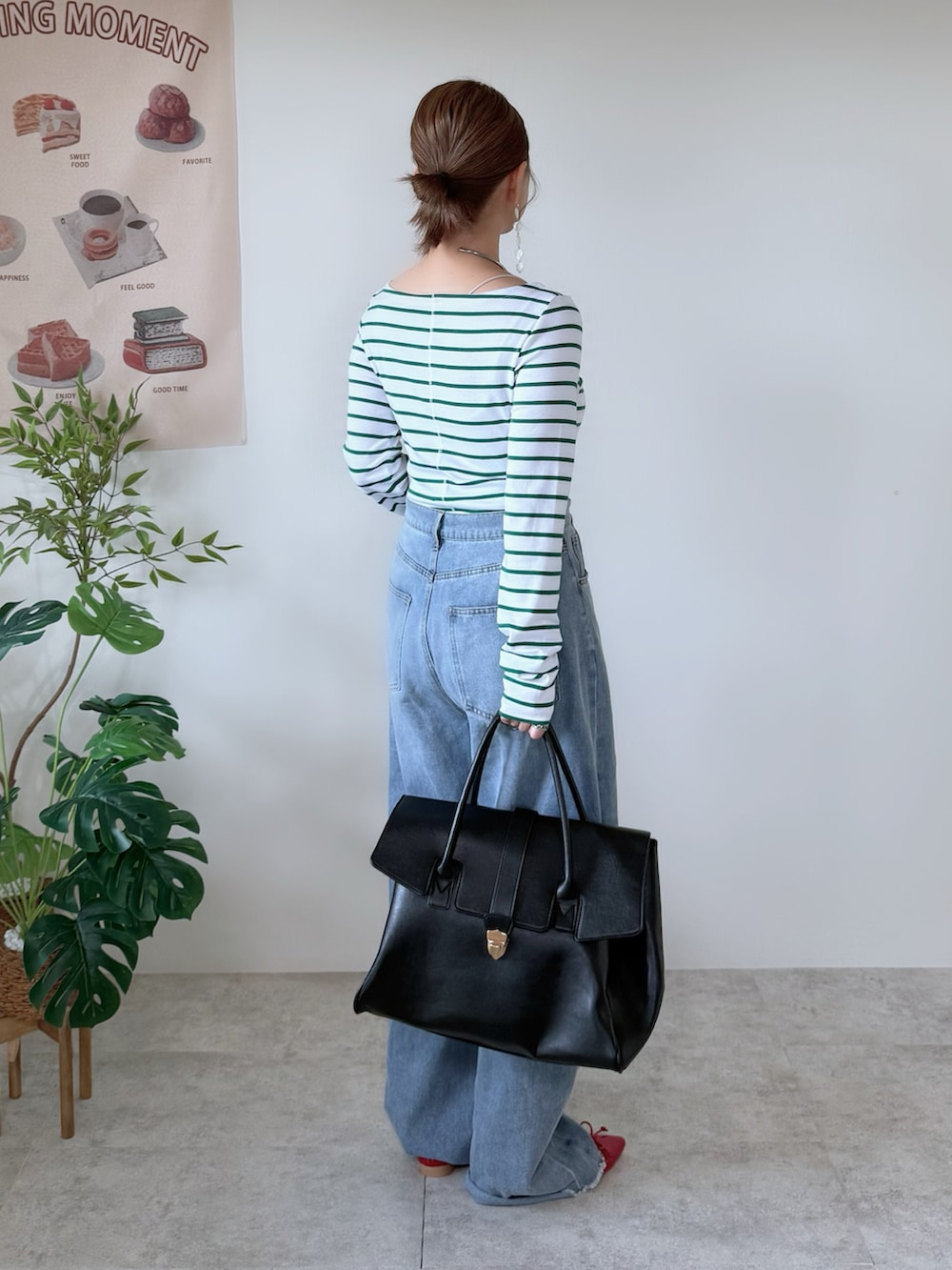 レッド系のバレエシューズ、ブラック系のボストンバッグ、グリーン系のTシャツ/カットソーを着用したレディースの春コーディネートの3枚目の写真