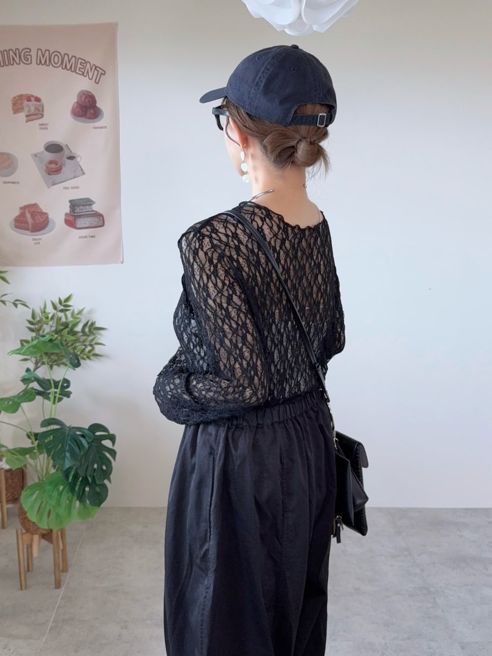 ブラック系のその他パンツ、その他のメガネ、ブルー系のキャップを着用したレディースの夏コーディネートの5枚目の写真