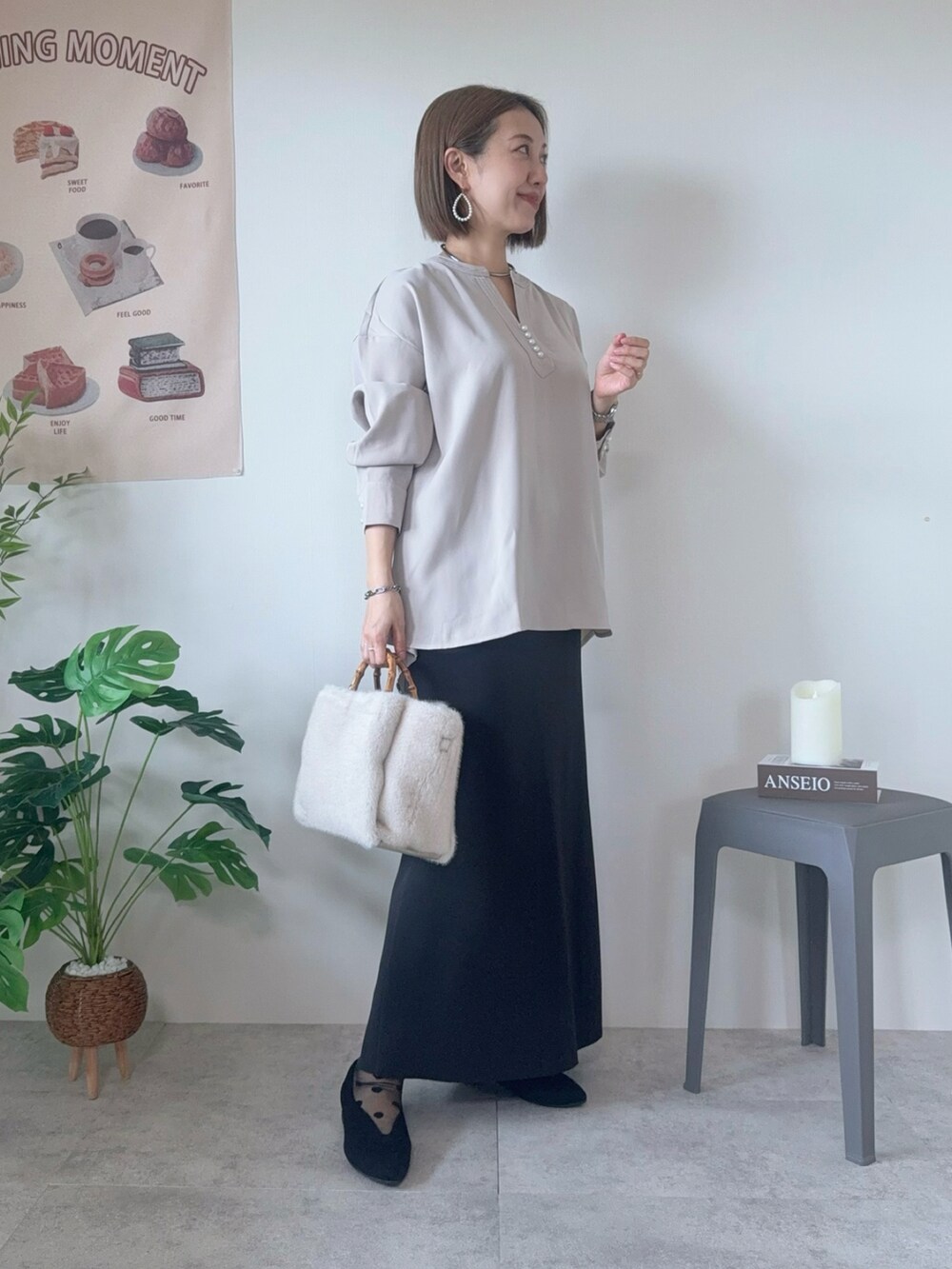 ホワイト系のシャツ/ブラウス、ベージュ系のトートバッグ、ブラウン系のその他パンツを着用したレディースの冬コーディネートの5枚目の写真