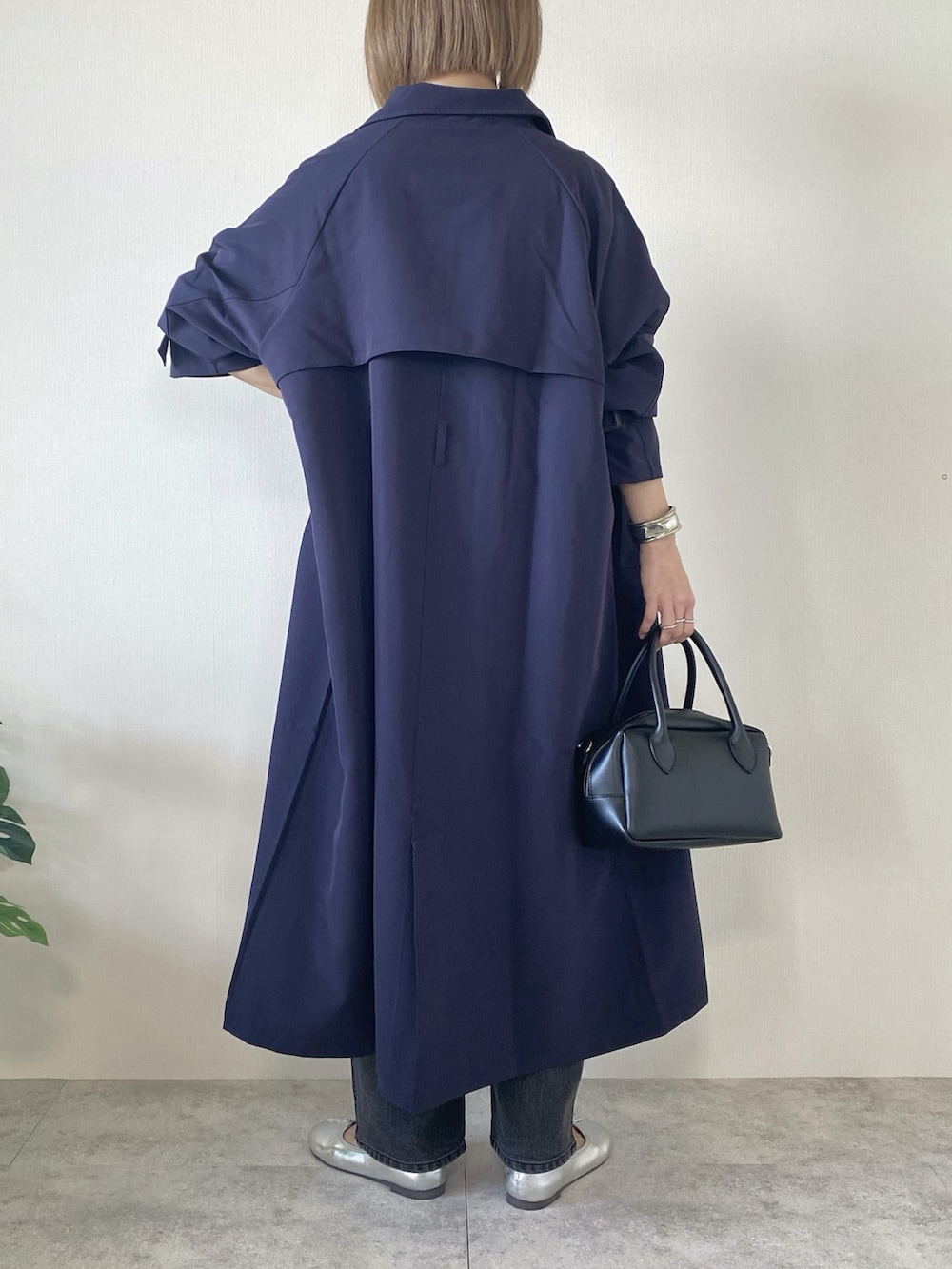 ホワイト系のTシャツ/カットソー、ブラック系のデニムパンツ、ブルー系のトレンチコートを着用したレディースの春コーディネートの5枚目の写真