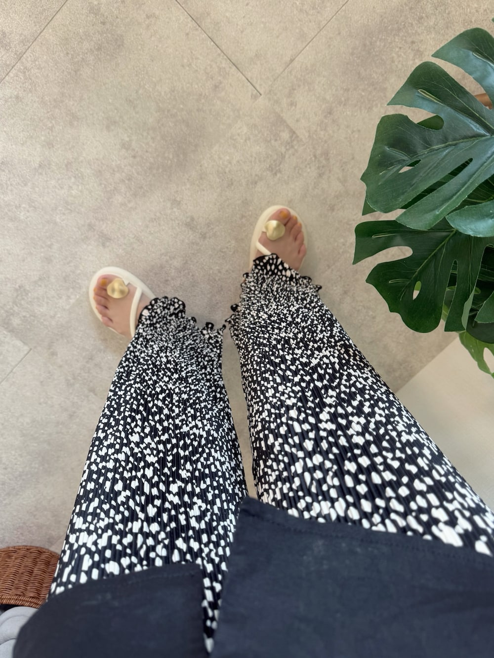 ブラック系のその他パンツ、ホワイト系のサンダル、ブラック系のシャツ/ブラウスを着用したレディースの夏コーディネートの5枚目の写真