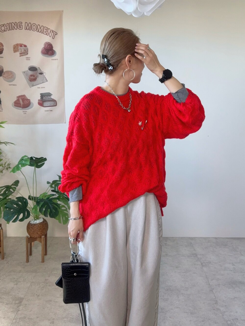 レッド系のニット/セーター、ベージュ系のパンツ、その他のファッション雑貨を着用したレディースの秋コーディネートの4枚目の写真