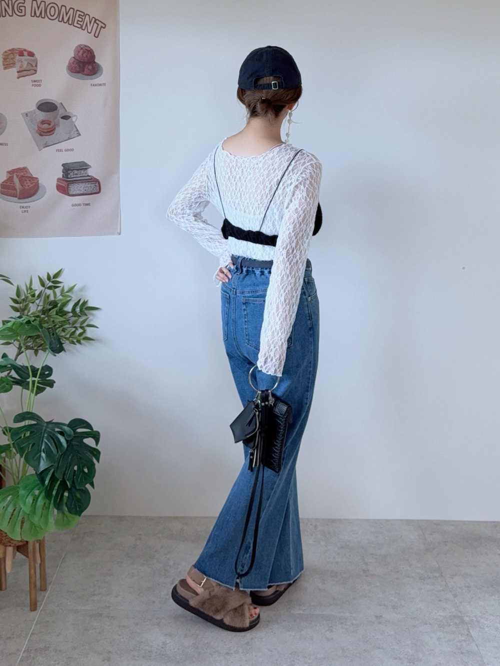 ブラック系のその他トップス、ブルー系のデニムパンツ、ベージュ系のサンダルを着用したレディースの夏コーディネートの3枚目の写真
