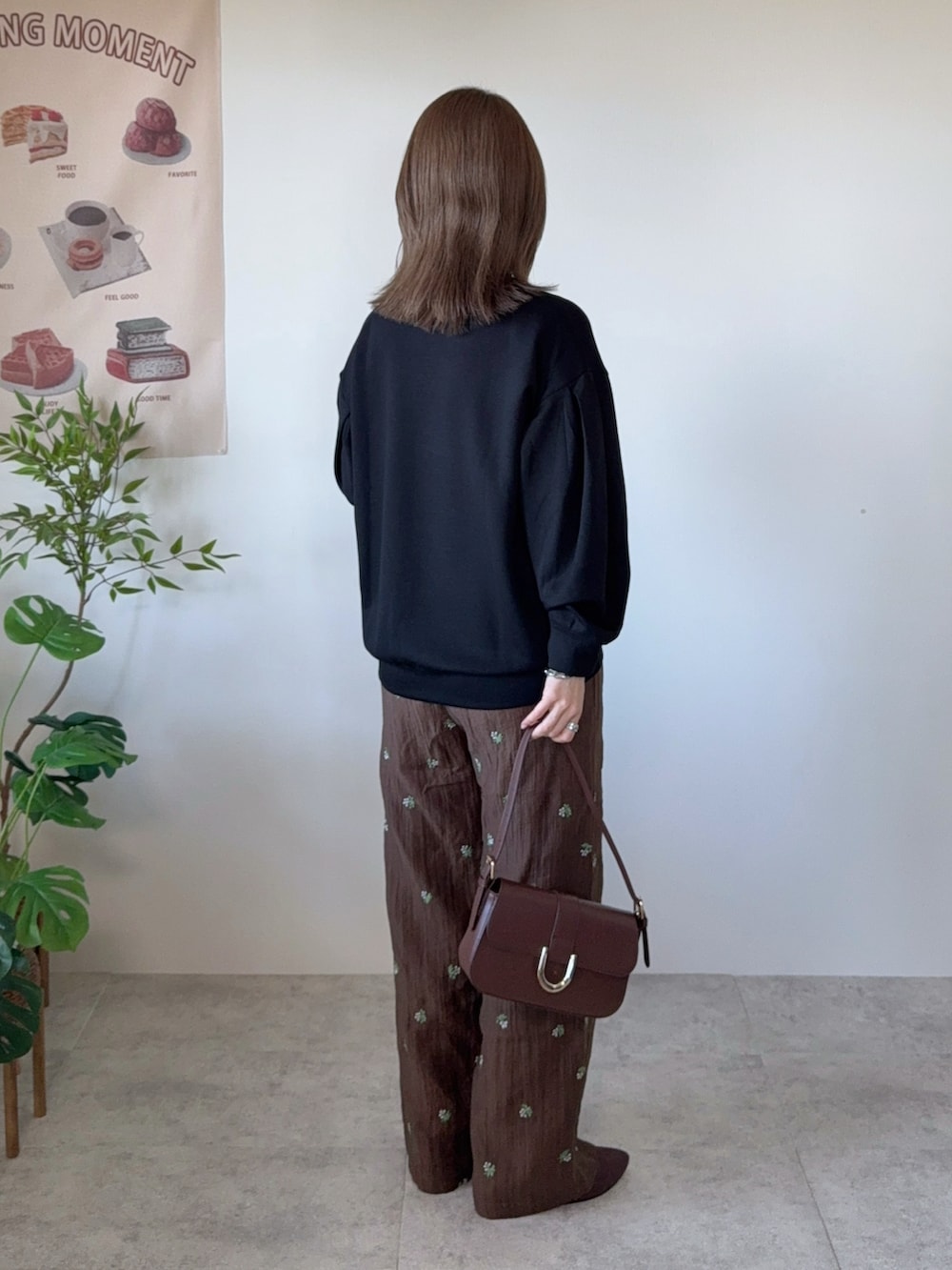 ブラック系のTシャツ/カットソー、ブラウン系のその他パンツ、ブラウン系のハンドバッグを着用したレディースの春コーディネートの3枚目の写真