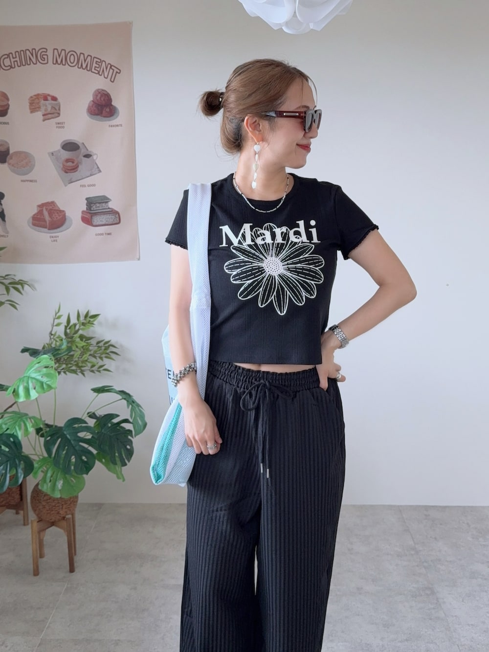 ブラック系のTシャツ/カットソー、ホワイト系のサンダル、ブラック系のその他パンツを着用したレディースの夏コーディネートの3枚目の写真