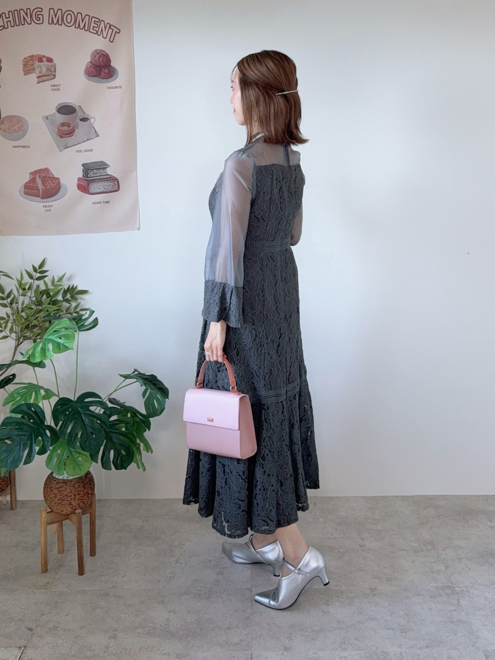 グレー系のドレス、シルバー系のパンプス、ホワイト系のネックレスを着用したレディースの夏コーディネートの4枚目の写真