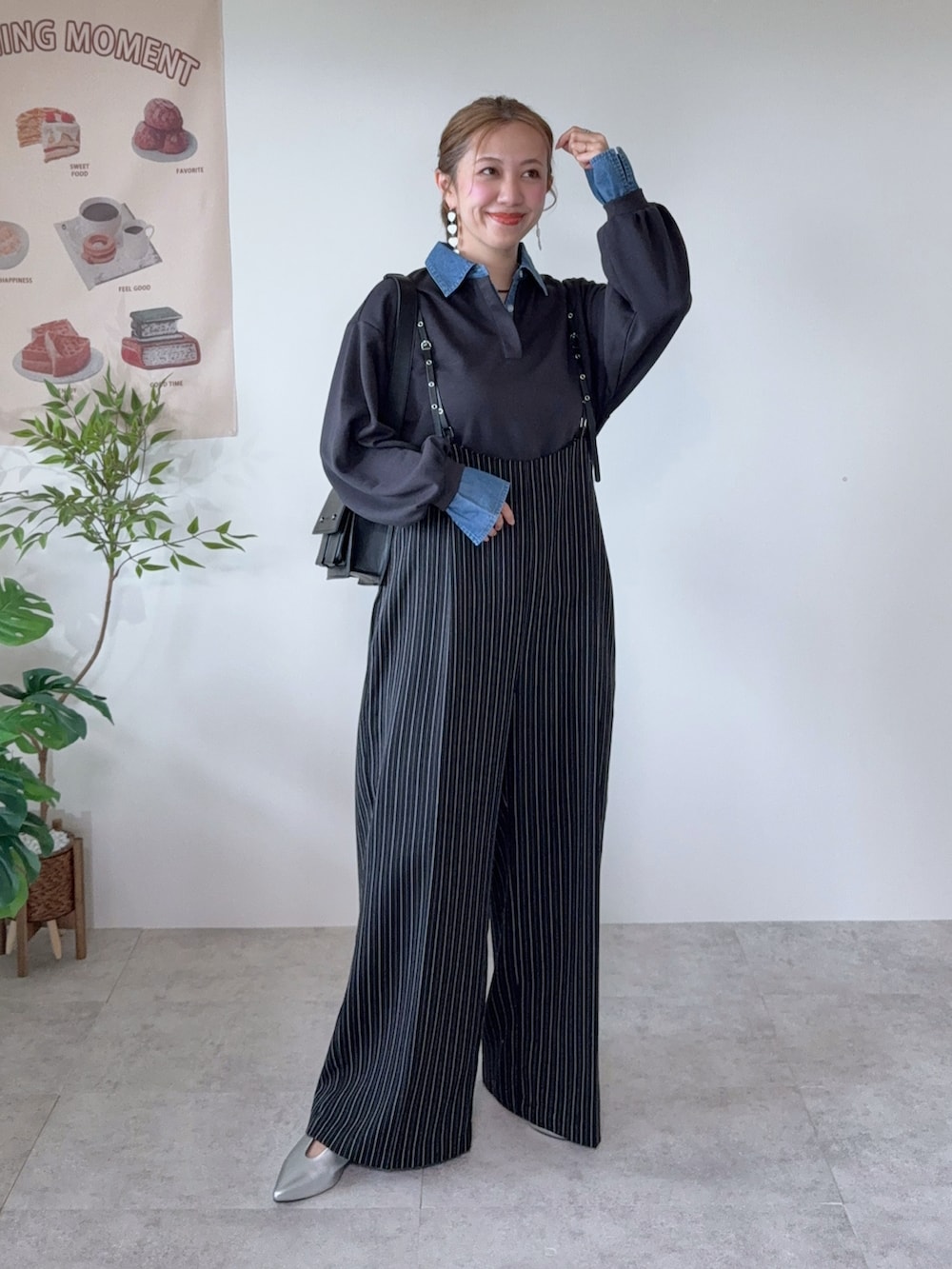 グレー系のスウェット、ブラック系のショルダーバッグ、ブラック系のその他パンツを着用したレディースの春コーディネートの2枚目の写真