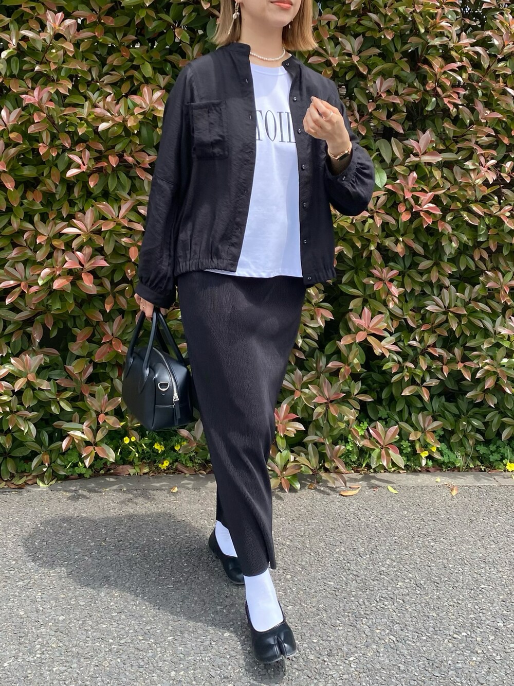 その他のTシャツ/カットソー、ブラック系のブルゾン、ブラック系のスカートを着用したレディースの春コーディネートの2枚目の写真