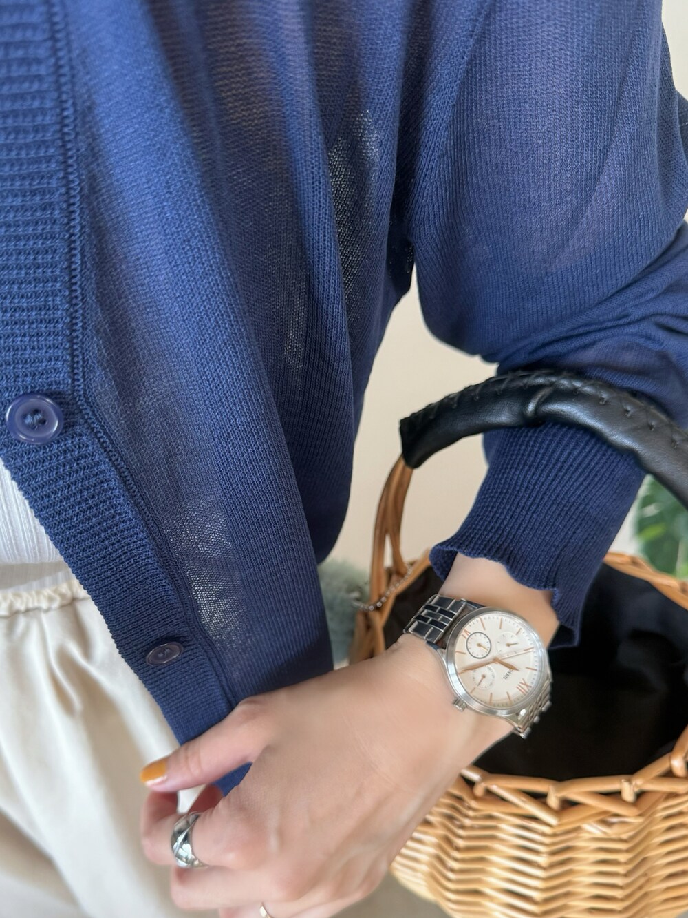 ブルー系のカーディガン/ボレロ、ベージュ系のその他パンツ、シルバー系のバレエシューズを着用したレディースの夏コーディネートの5枚目の写真