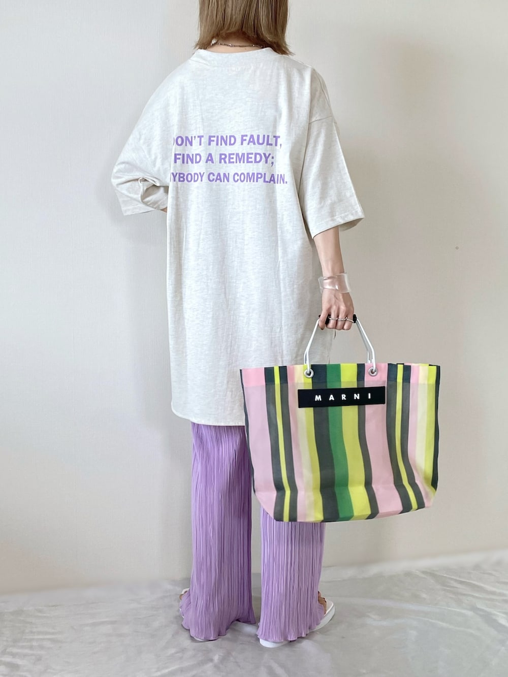 ベージュ系のTシャツ/カットソー、グリーン系のトートバッグ、パープル系のセットアップを着用したレディースの春コーディネートの4枚目の写真