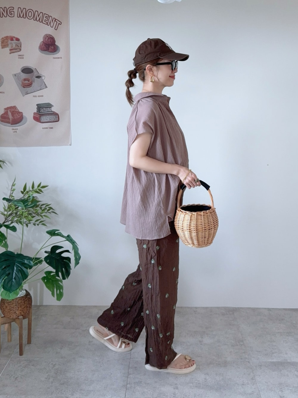ベージュ系のシャツ/ブラウス、ブラウン系のその他パンツ、ホワイト系のサンダルを着用したレディースの夏コーディネートの3枚目の写真