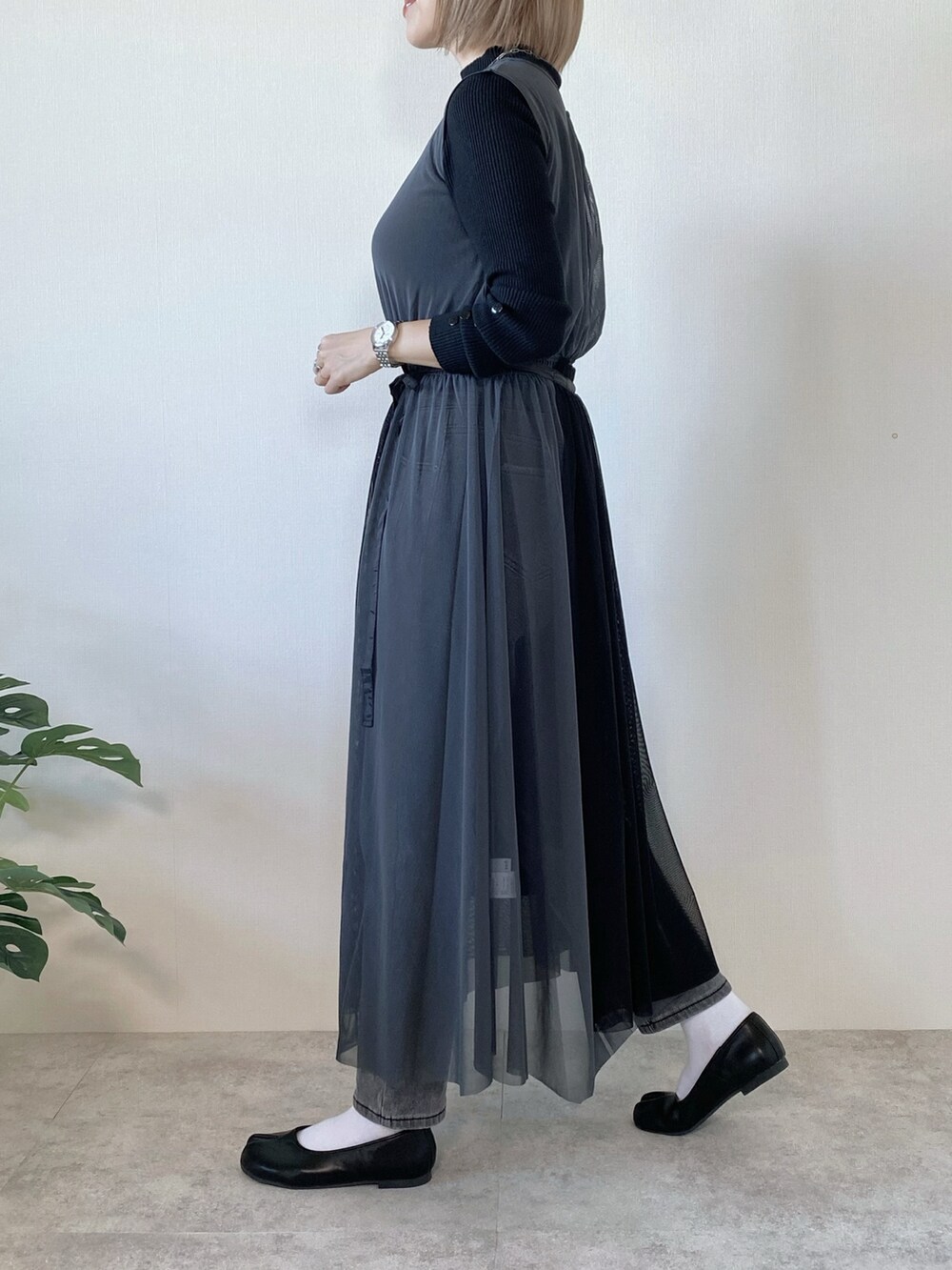 ブラック系のショルダーバッグ、グレー系のワンピース、ブラック系のニット/セーターを着用したレディースの秋コーディネートの3枚目の写真