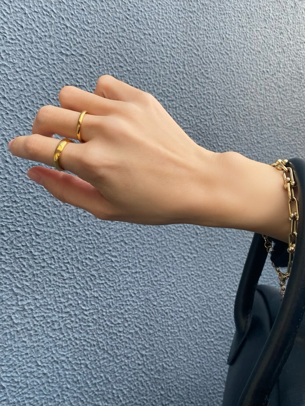 ブラック系のニット/セーター、ブラック系のバッグ、ホワイト系のスカートを着用したレディースの冬コーディネートの3枚目の写真