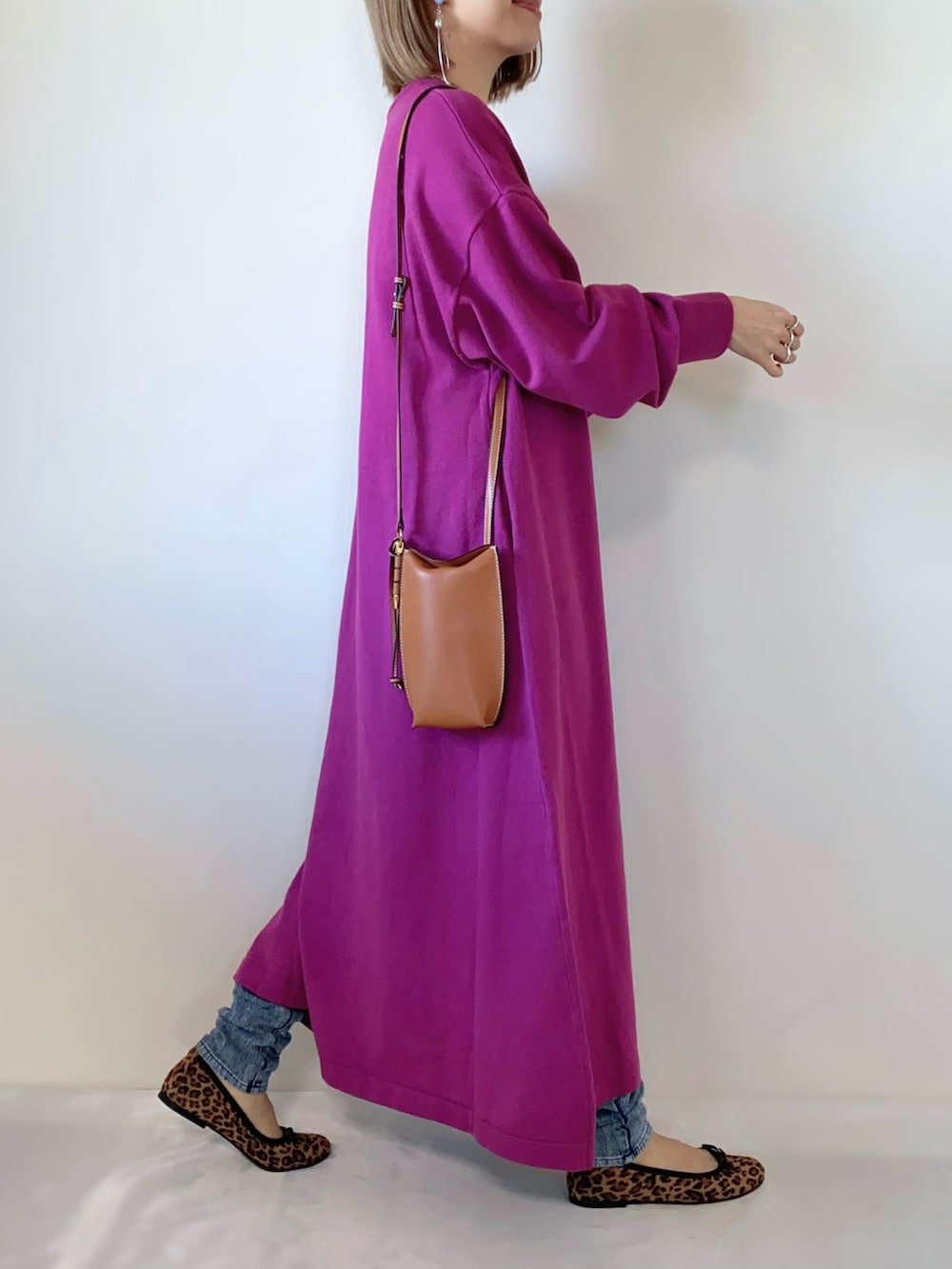 ピンク系のワンピース、ブラウン系のショルダーバッグ、ブラウン系のバレエシューズを着用したレディースの冬コーディネートの3枚目の写真