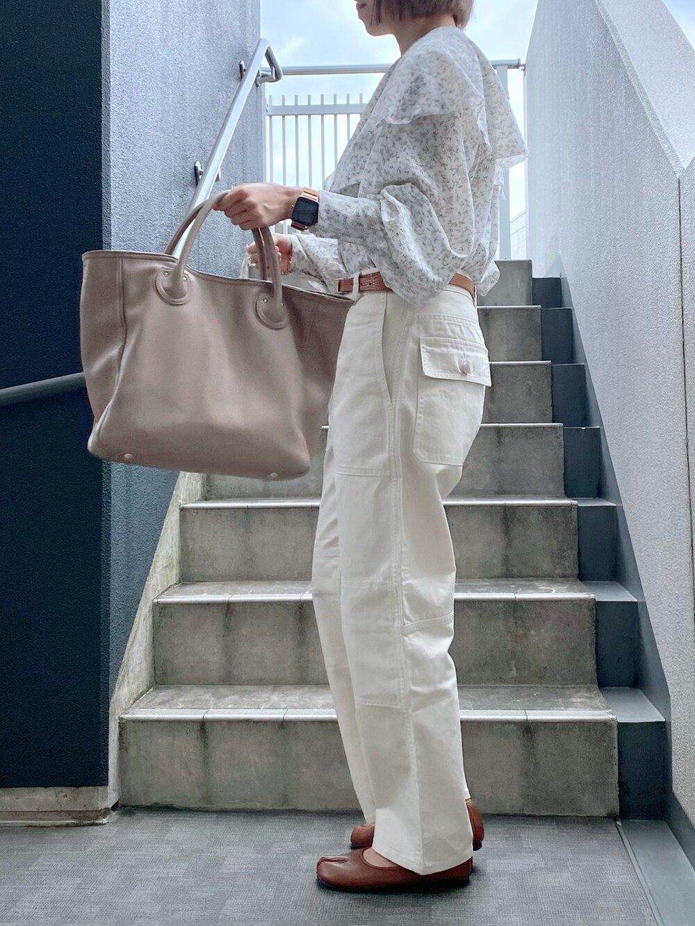 ホワイト系のシャツ/ブラウス、ブラウン系のパンプス、ベージュ系のバッグを着用したレディースの春コーディネートの2枚目の写真