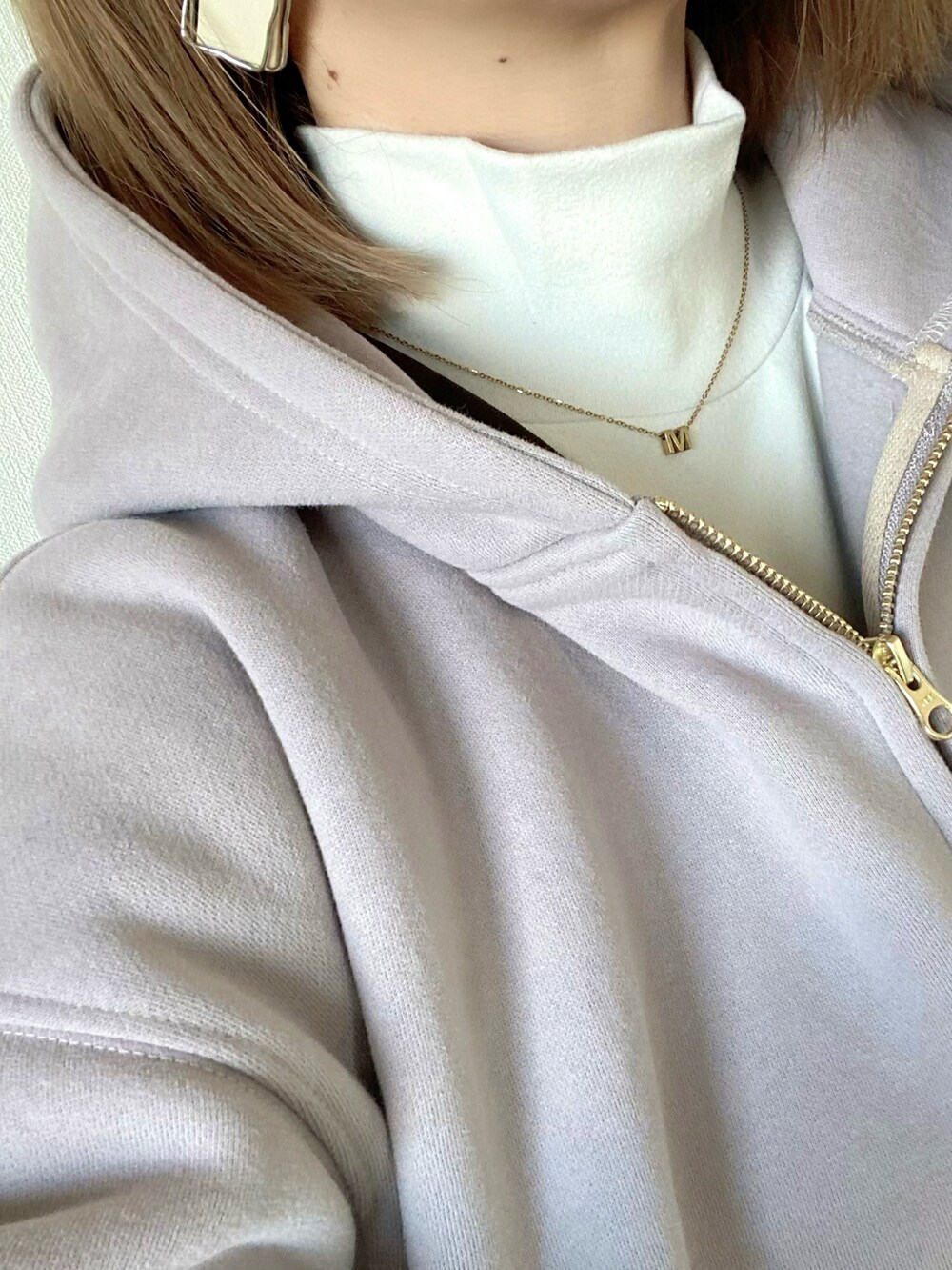 ブラック系のバッグ、グレー系のジャケット/アウター、ブラウン系のブーツを着用したレディースの冬コーディネートの5枚目の写真