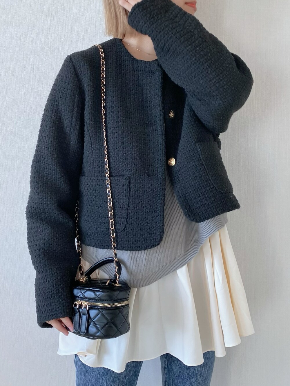ブラック系のノーカラージャケット、グレー系のニット/セーター、ブラック系のローファーを着用したレディースの秋コーディネートの4枚目の写真