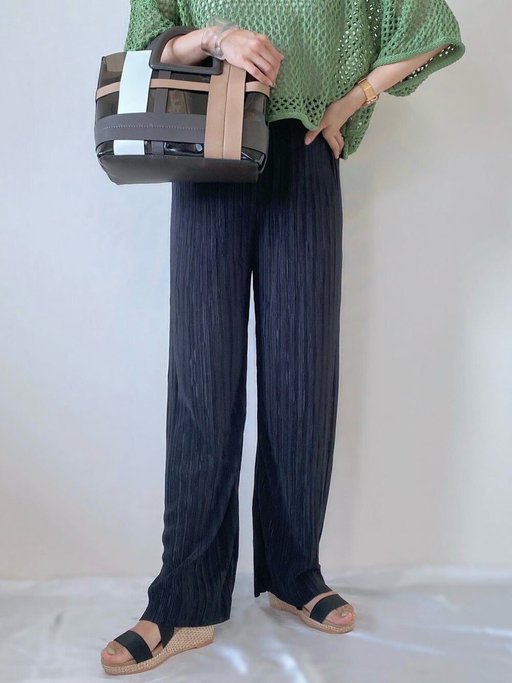 ブラック系のその他パンツ、ブラック系のバッグ、ブラック系のサンダルを着用したレディースの夏コーディネートの4枚目の写真