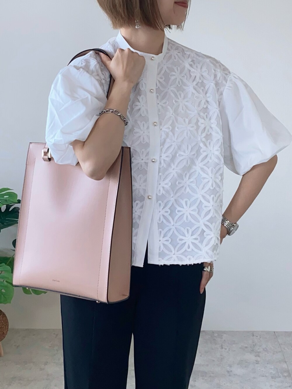 ピンク系のトートバッグ、ブラック系のパンツ、ブラック系のバレエシューズを着用したレディースの秋コーディネートの3枚目の写真