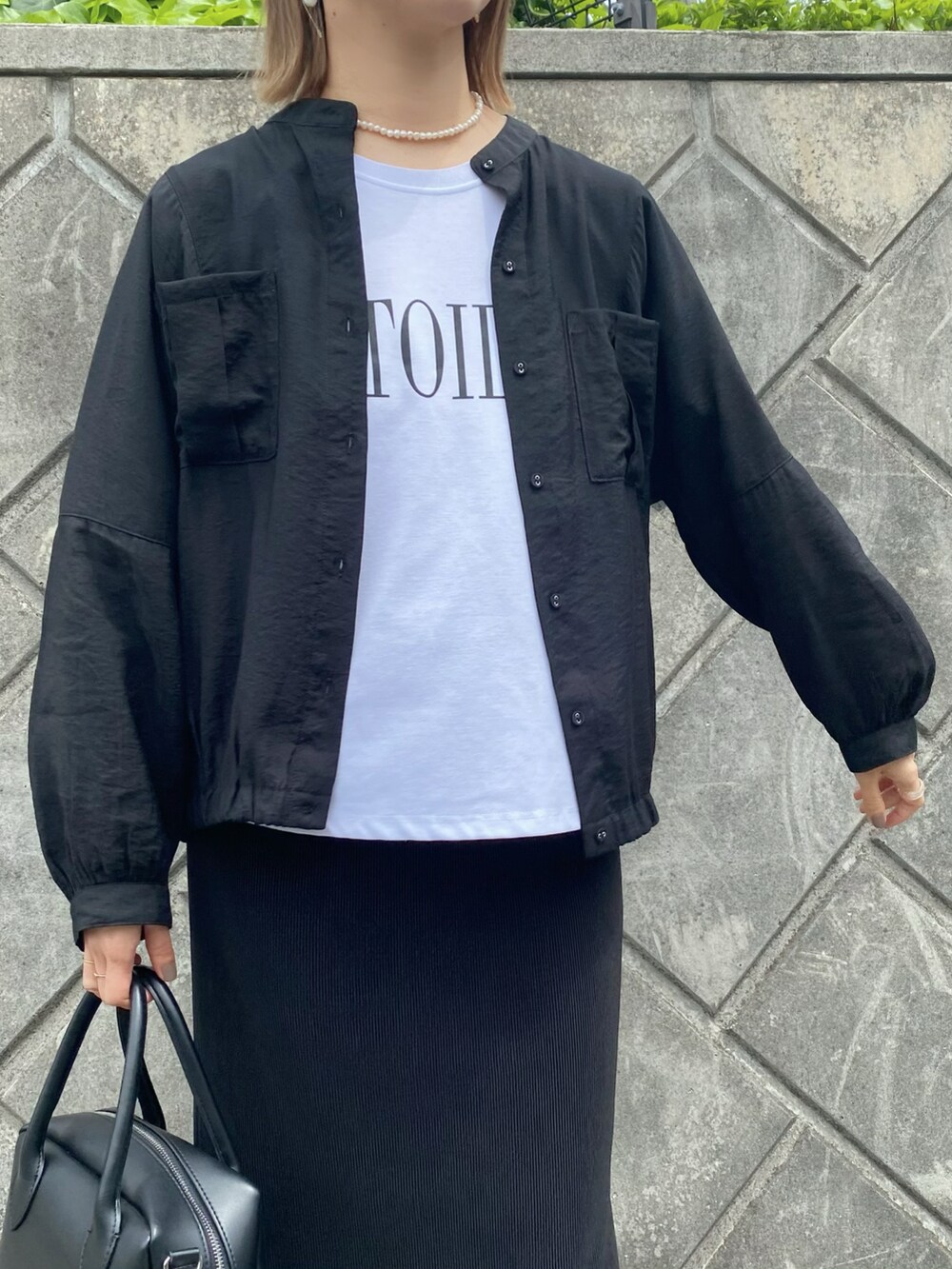 その他のTシャツ/カットソー、ブラック系のブルゾン、ブラック系のスカートを着用したレディースの春コーディネートの5枚目の写真