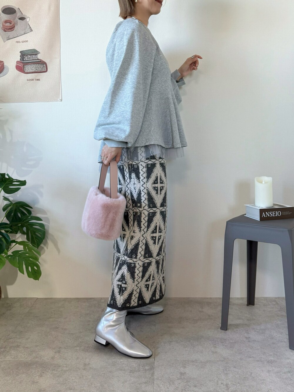 グレー系のスカート、グレー系のスウェット、シルバー系のブーツを着用したレディースの冬コーディネートの3枚目の写真