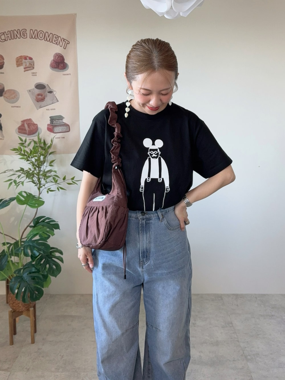 ブラウン系のショルダーバッグ、レッド系のスニーカー、ブラック系のTシャツ/カットソーを着用したレディースの春コーディネートの4枚目の写真