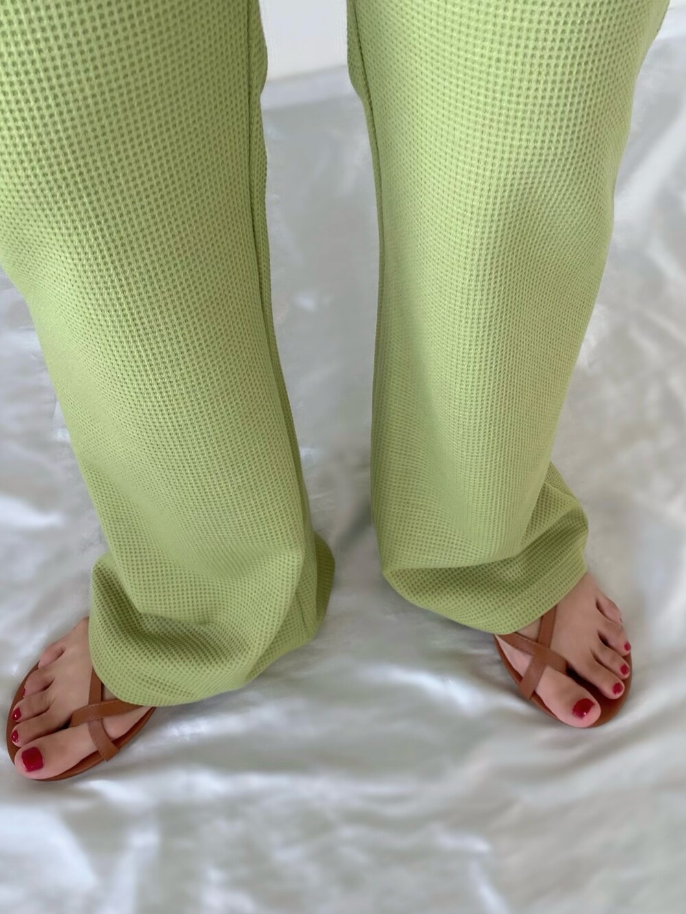 グリーン系のその他パンツ、グリーン系のニット/セーター、ホワイト系のTシャツ/カットソーを着用したレディースの夏コーディネートの4枚目の写真