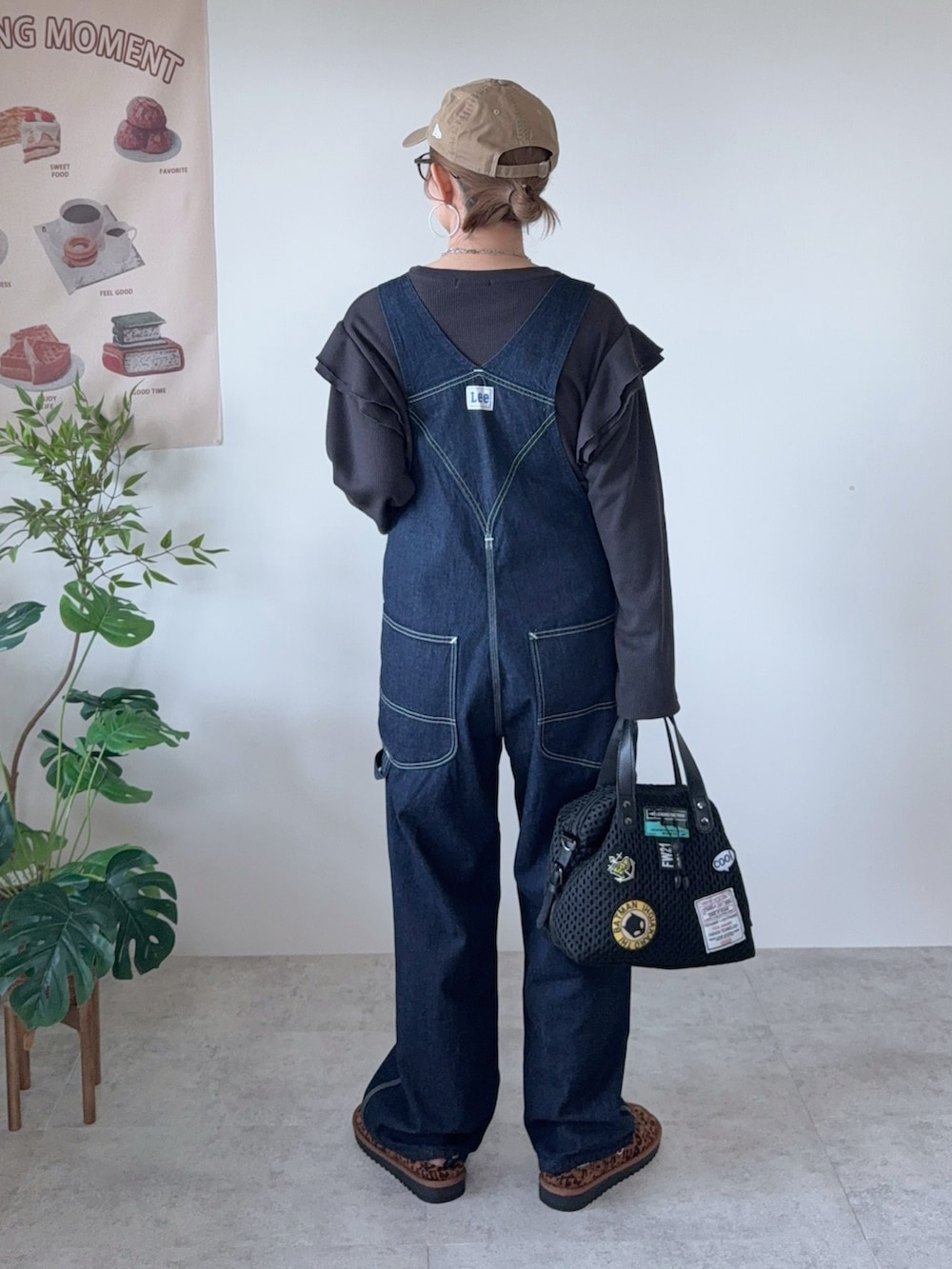 ブラック系のTシャツ/カットソー、ブラック系のボストンバッグ、ブルー系のサロペット/オーバーオールを着用したレディースの冬コーディネートの3枚目の写真