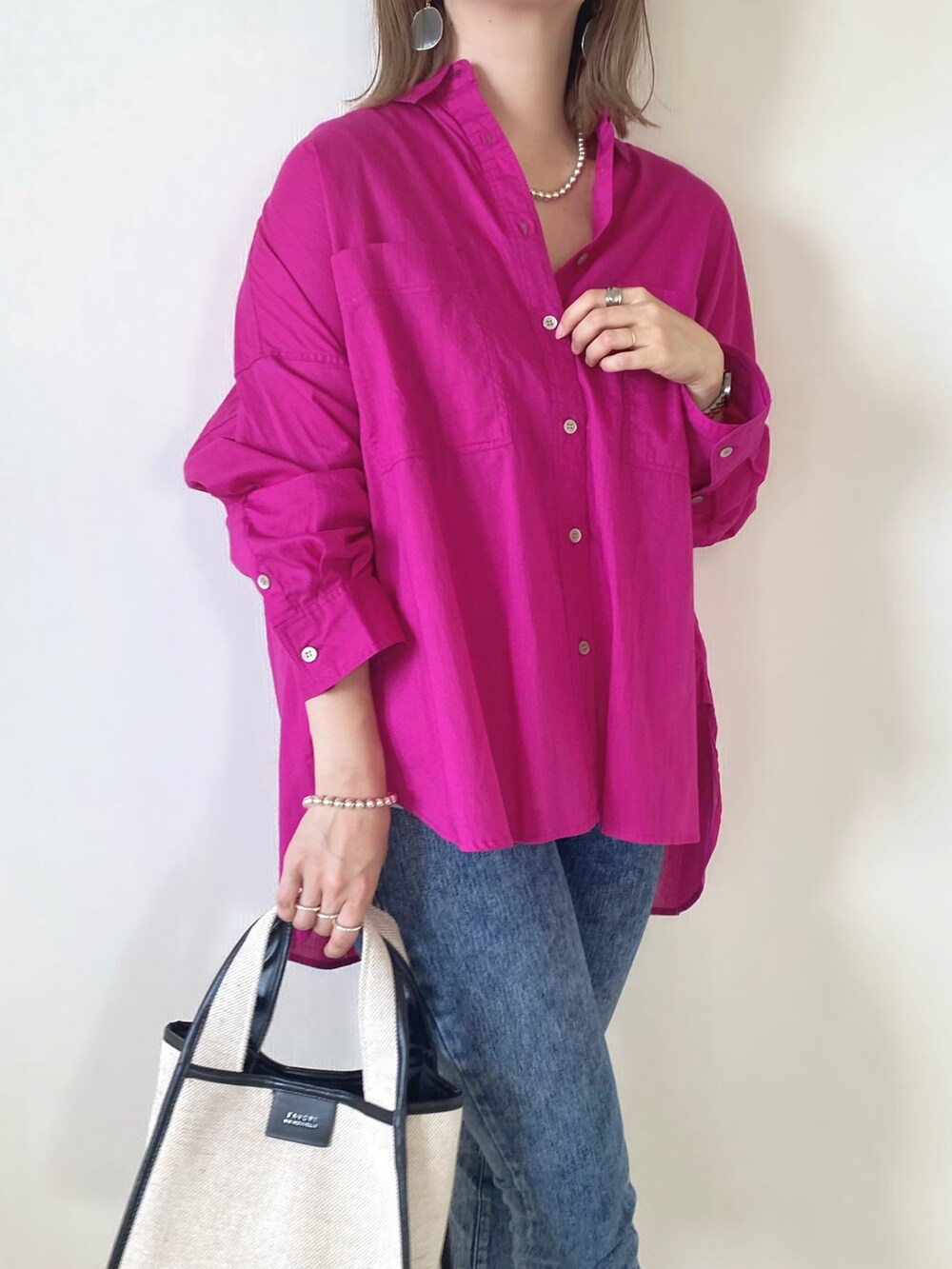 ブラック系のバッグ、ブラック系のサンダル、ピンク系のシャツ/ブラウスを着用したレディースの夏コーディネートの5枚目の写真