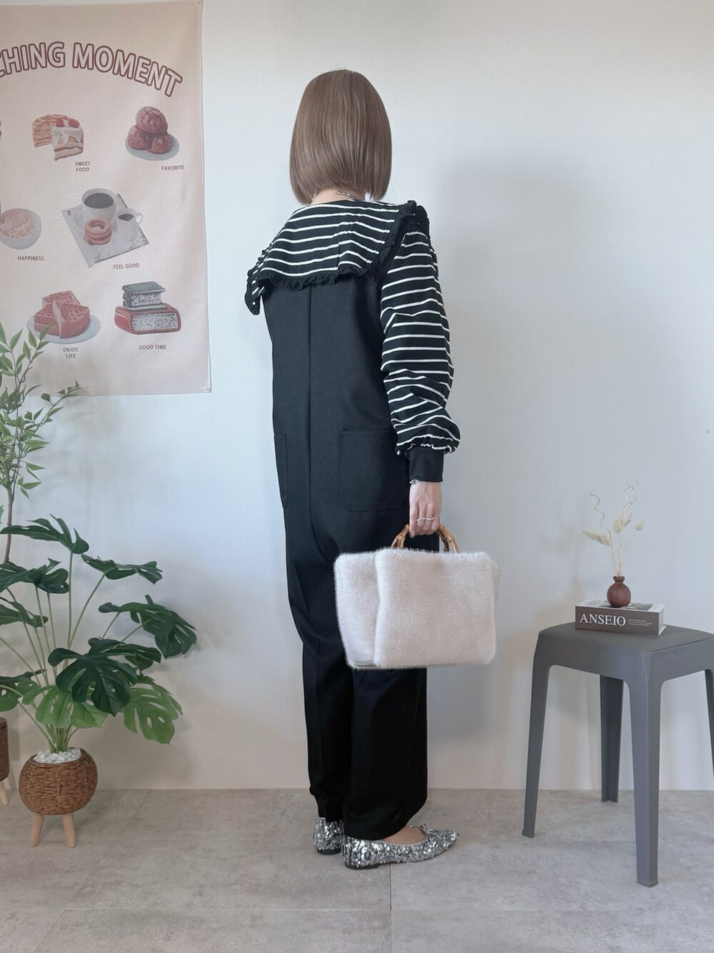 ベージュ系のトートバッグ、ブラック系のつなぎ/オールインワン、その他のTシャツ/カットソーを着用したレディースの春コーディネートの2枚目の写真