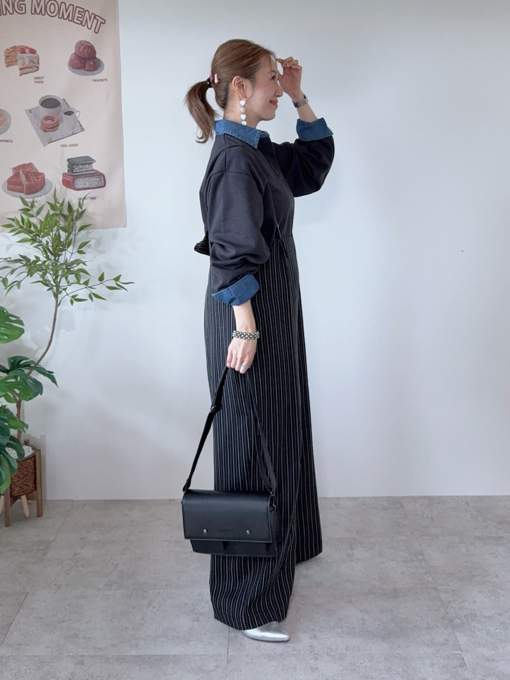 グレー系のスウェット、ブラック系のショルダーバッグ、ブラック系のその他パンツを着用したレディースの春コーディネートの5枚目の写真