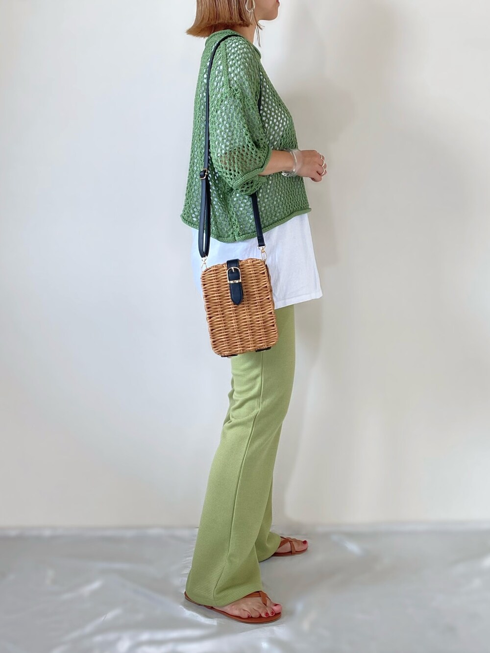 グリーン系のその他パンツ、グリーン系のニット/セーター、ホワイト系のTシャツ/カットソーを着用したレディースの夏コーディネートの2枚目の写真