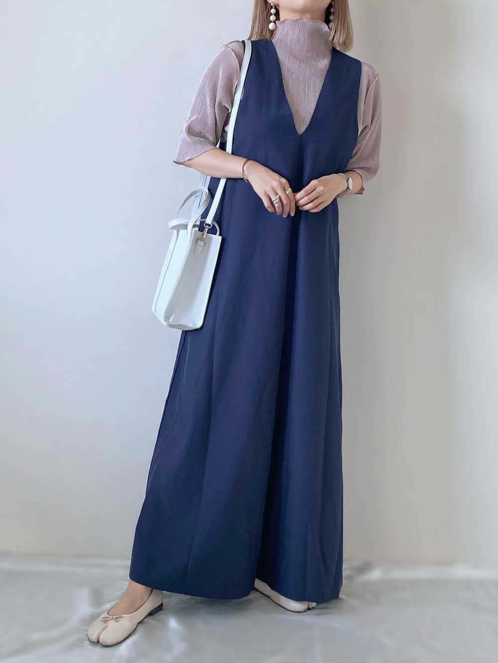 ピンク系のTシャツ/カットソー、ホワイト系のトートバッグ、ブルー系のサロペット/オーバーオールを着用したレディースの春コーディネートの2枚目の写真