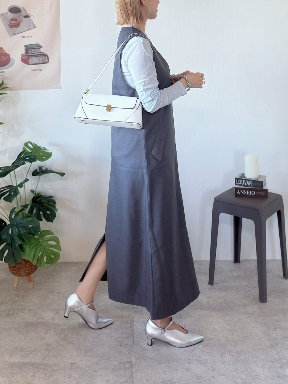 グレー系のワンピース/ドレス、ブルー系のTシャツ/カットソー、シルバー系のパンプスを着用したレディースの春コーディネートの4枚目の写真