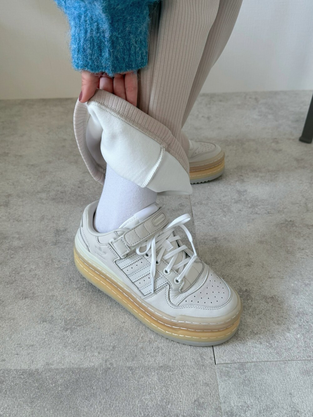 ベージュ系のその他パンツ、ブラウン系のハンドバッグを着用したレディースの秋コーディネートの3枚目の写真