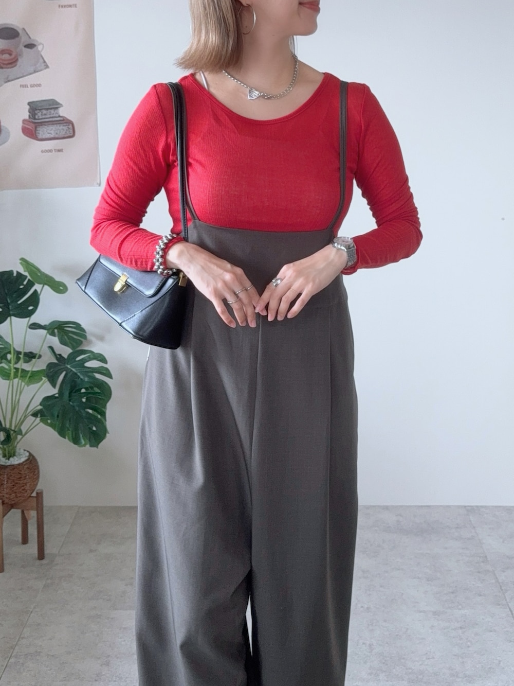 レッド系のTシャツ/カットソー、ブラック系のサンダル、グレー系のサロペット/オーバーオールを着用したレディースの夏コーディネートの4枚目の写真