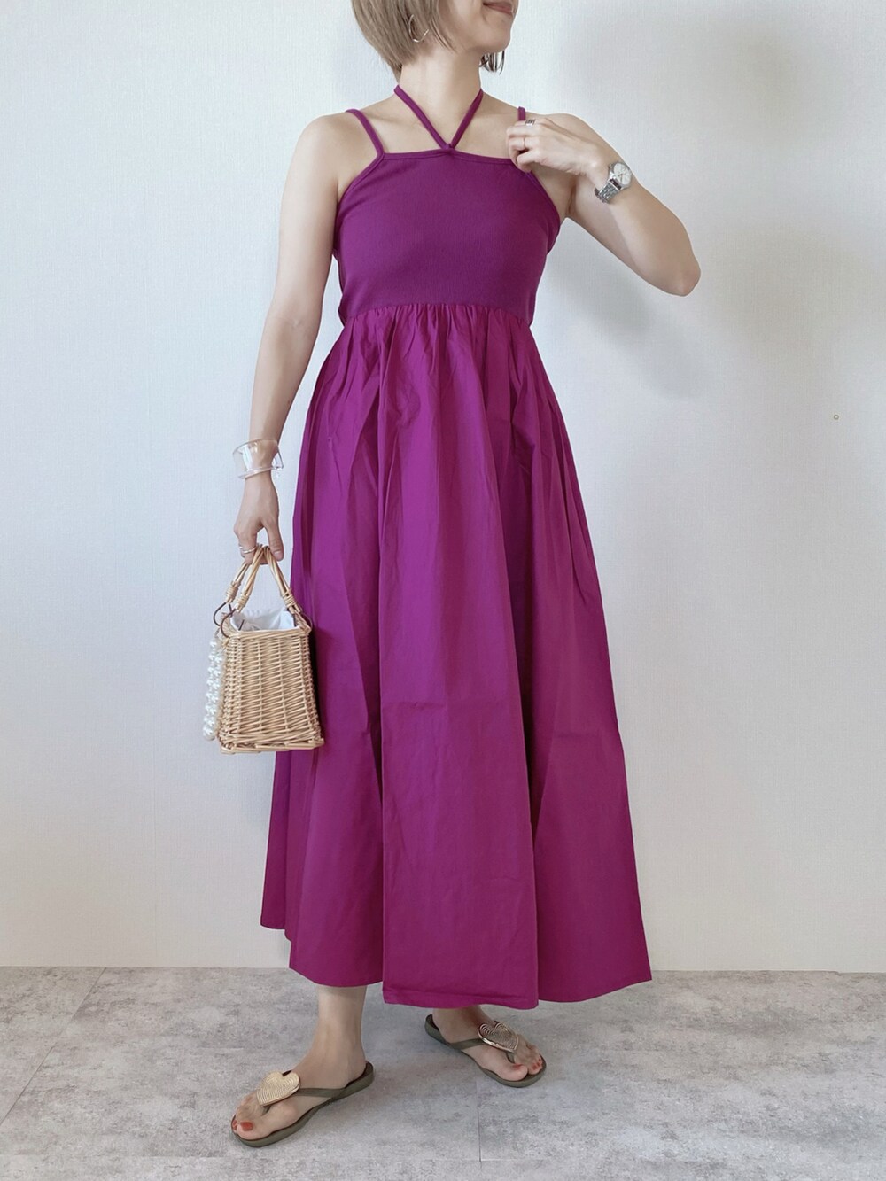 ピンク系のワンピース、ベージュ系のかごバッグ、ブルー系のベストを着用したレディースの夏コーディネートの3枚目の写真