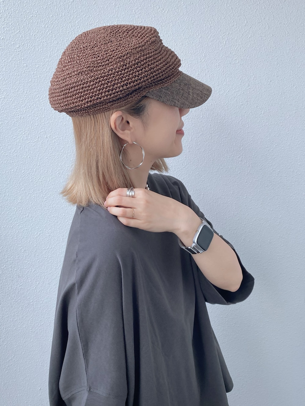グレー系のTシャツ/カットソー、ブラック系のスカート、イエロー系のトートバッグを着用したレディースの春コーディネートの3枚目の写真