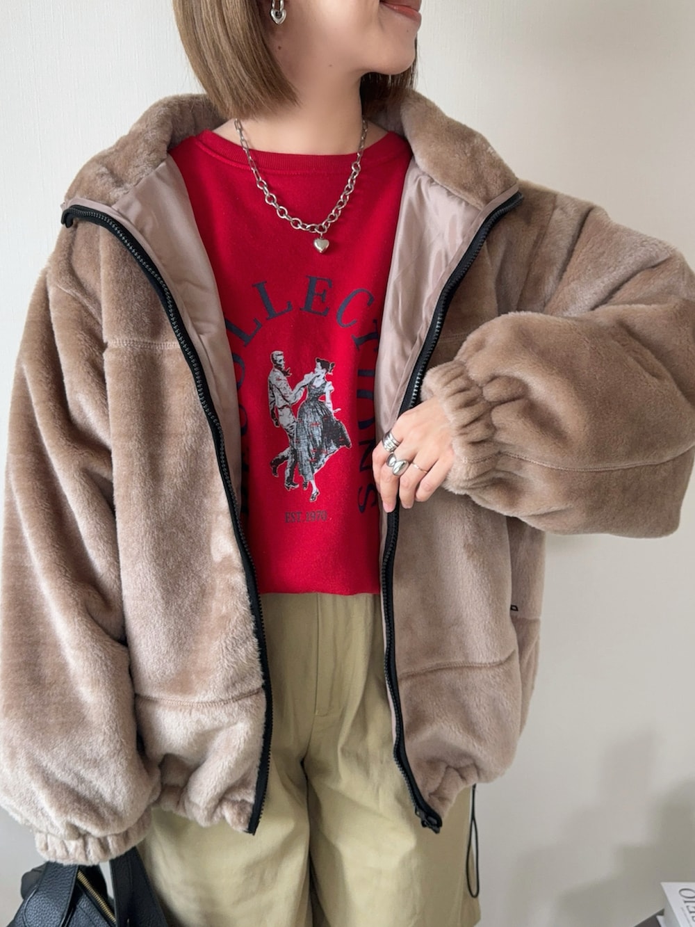 「PR、GeeRA、ジーラ、geera_ootd、ファー、ボア、アウター、冬コーデ、カジュアル、大人カジュアル、ロングブーツ、ショートパンツ、おしゃれさんと繋がりたい」｜「Chillfarのアーチロゴスウェット（スウェット、レッド系）」を使った、memeさん（レディース・158cm）の冬コーディネートの4枚目の写真