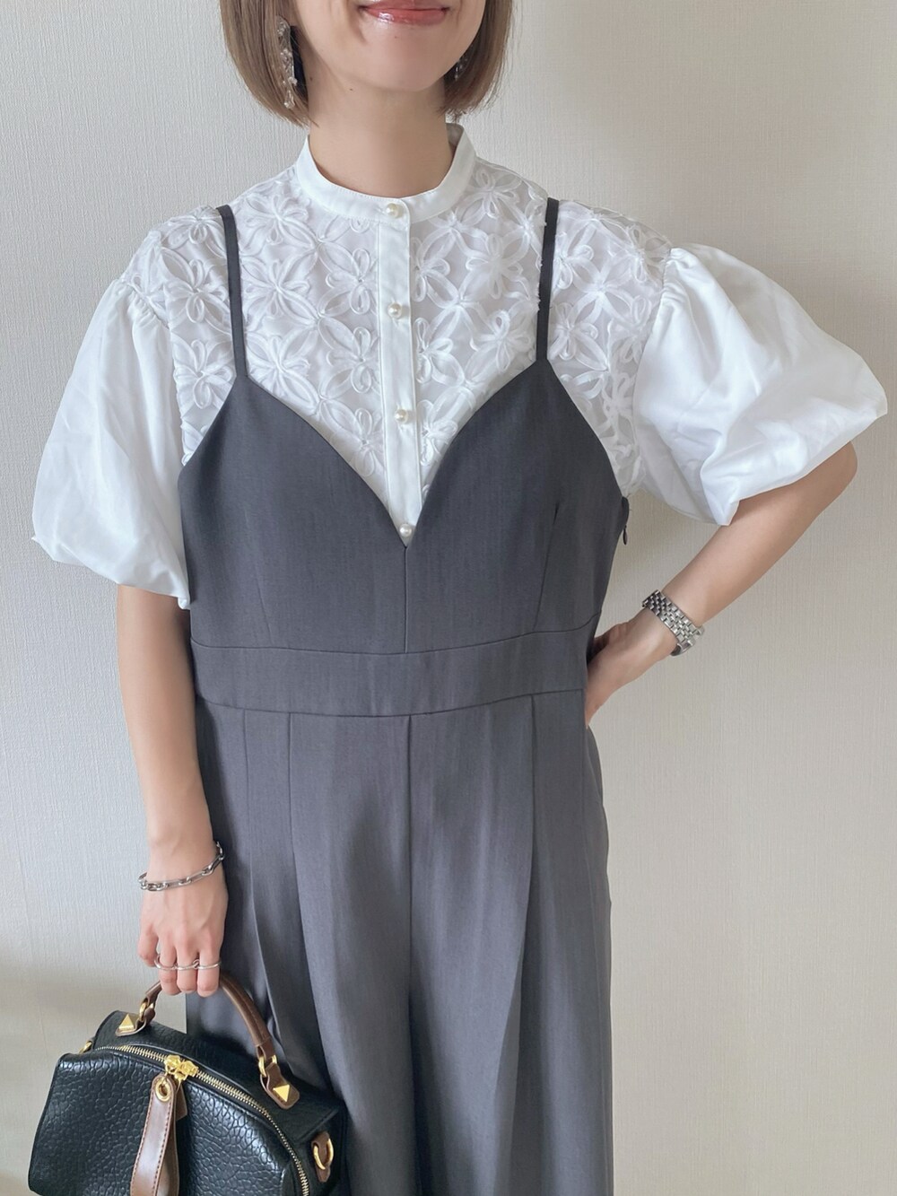 ブラック系のボストンバッグ、グレー系のサロペット/オーバーオール、シルバー系のバレエシューズを着用したレディースの夏コーディネートの2枚目の写真